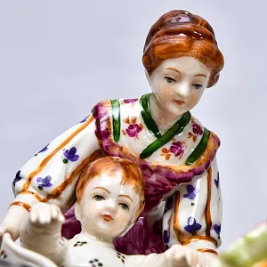 Редкость! Антикварная Фарфоровая Статуэтка «КОРМЛЕНИЕ КУР», Aсkermann & Fritze Германия.