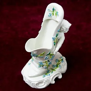 Антикварная Вазочка - Статуэтка «Путти с туфелькой», Фарфор SITZENDORF Германия 1880-1900 годы.