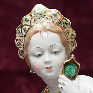 Авторская Фарфоровая статуэтка «Малахитовая шкатулка», СССР Дулево, 50-е года.