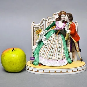 Коллекционная Фарфоровая статуэтка «Свидание за ширмой», Scheibe-Alsbach Германия, середина ХХ века. 