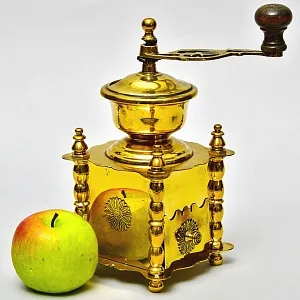 Редкость! Коллекционная Ручная механическая кофемолка «Der Meister die Küche» Латунь Германия..