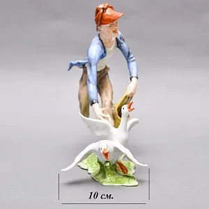 Коллекционная Фарфоровая статуэтка «Ловец гусей. Мальчик и гуси», KAISER Германия, 1979 - 1990 годы. 
