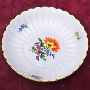 Сервировочная Тарелка - Блюдо - Сухарница  из коллекции BLUMEN, Фарфор MEISSEN Германия, 1974 год.