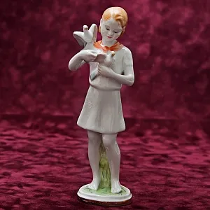 РЕДКОСТЬ!! Фарфоровая Статуэтка «Пионерка с голубями», ЛФЗ СССР - 1952 год.