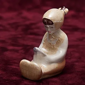 Авторская Фарфоровая статуэтка «Девочка с зеркалом», СССР Сысертский фарфоровый завод, 1960 - 1977 гг.