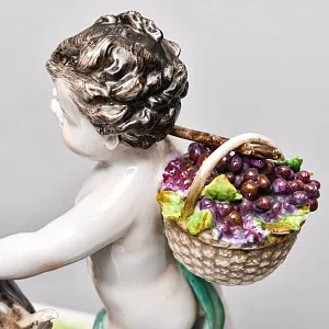  Антикварная статуэтка «Путти с козлом и виноградом», Фарфор Karl Thime Dresden, Германия.