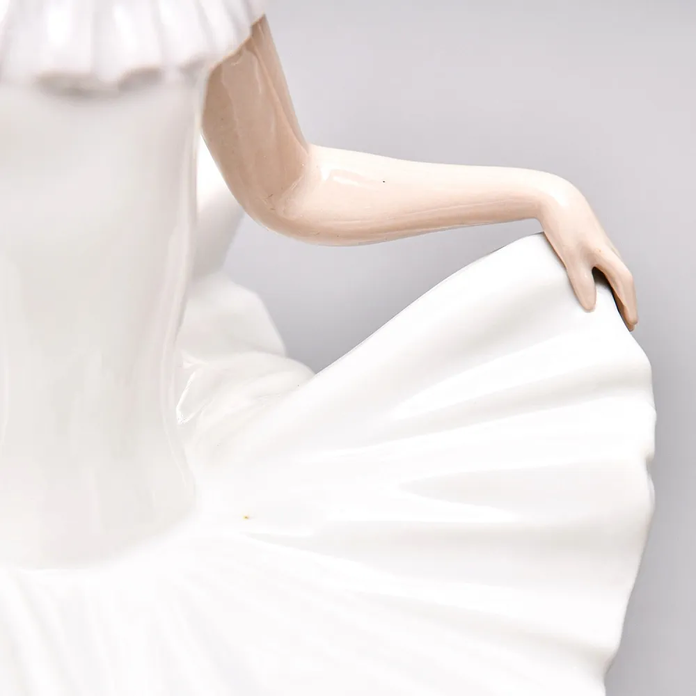 Коллекционная Фарфоровая статуэтка «Балерина в кресле с цветком», Nao by Lladro Испания.
