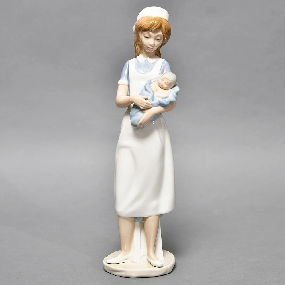 Коллекционная Фарфоровая статуэтка «Медсестра с младенцем», NAO by Lladro Испания.