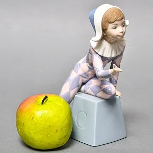 Коллекционная Фарфоровая статуэтка «Маленький Арлекин С», Lladro Испания, 1980 - 1985 годы.