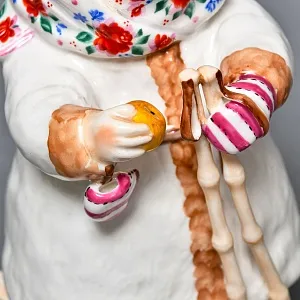 Авторская Коллекционная Фарфоровая Статуэтка «Укутыш или Девочка на лыжах», Россия.