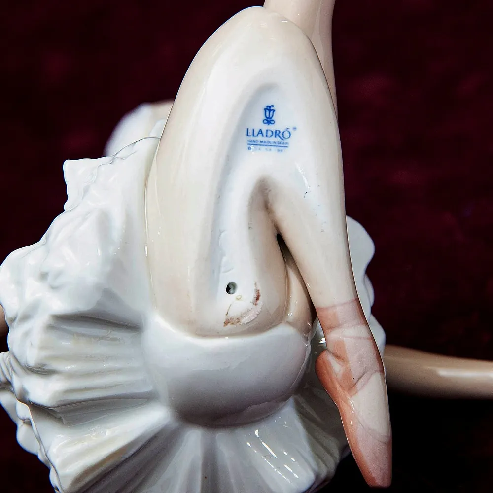 Коллекционная Фарфоровая статуэтка «Балерина - Лебединое озеро» Lladro, Испания.