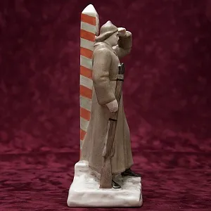 Агитационная Фарфоровая Статуэтка «Пограничник», ЛФЗ СССР -1930-е годы ХХ века.