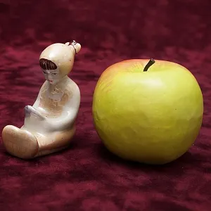 Авторская Фарфоровая статуэтка «Девочка с зеркалом», СССР Сысертский фарфоровый завод, 1960 - 1977 гг.