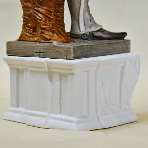 Коллекционная Фарфоровая статуэтка «Офицер» из серии «Армия Наполеона», Capodimonte Италия.