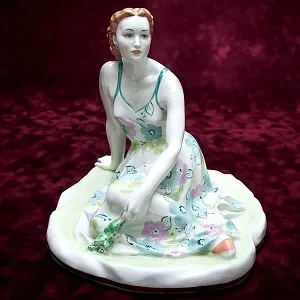 Авторская Фарфоровая Статуэтка «Летний день, Жена писателя А. Толстого» ДФЗ Дулево СССР -1958 год.