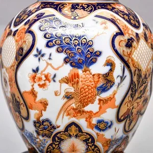 Коллекционный Вазон - Ваза с крышкой на подставке из серии «Yokohama» H - 29 см., Фарфор KAISER, Германия.