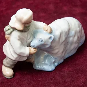 Авторская Коллекционная Фарфоровая Статуэтка «Мальчик и Снежный Медведь», Дулёво Россия.