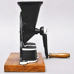 Большая Антикварная Чугунная Ручная Механическая Мельница №4, SALZBURG Австрия начало ХХ века.