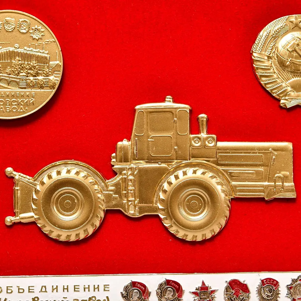 Агитационное Панно - Советский Памятный Знак «Трактор Кировец» - СССР - 1982 год.