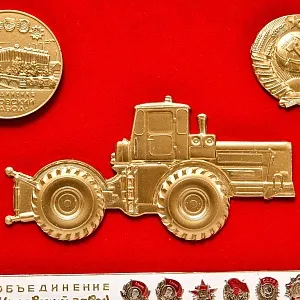 Агитационное Панно - Советский Памятный Знак «Трактор Кировец» - СССР - 1982 год.