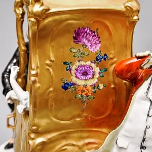 Антикварная Фарфоровая статуэтка «Дама в золотом портшезе», Carl Thieme Германия, 1864 - 1888 годы. 