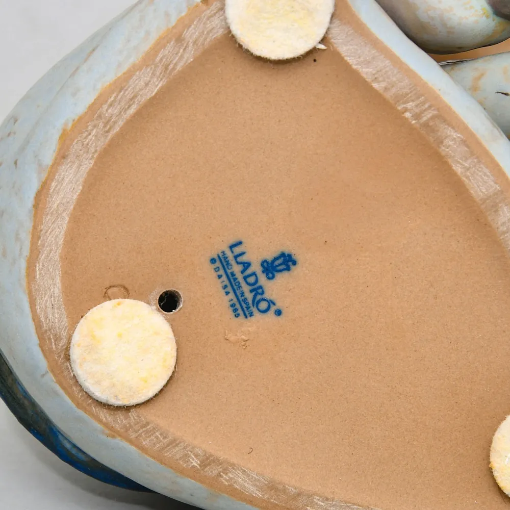 Фарфоровая Статуэтка  «Эскимос девочка - замерзла», Грес Lladro, Испания - 1985 год.