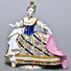 Антикварная статуэтка «Дама - Королевский прием», Фарфор SITZENDORF Германия, 1884 - 1902 годы.