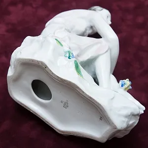 Коллекционная Фарфоровая Статуэтка «На отдыхе - девушка с букетом», ЛФЗ СССР -1963 г