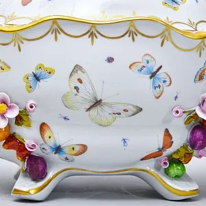 Фарфоровая Тюрина - Судок с крышкой «БАБОЧКИ В САДУ», Франция - середина ХХ века.