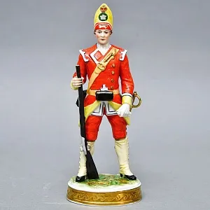 Фарфоровая Cтатуэтка «Солдаты Британской Армии. 27-й пехотный полк», RUDOLF KAMMER Германия. 
