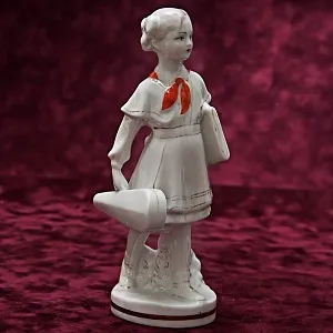 Коллекционная Фарфоровая статуэтка «Девочка Пионерка со скрипкой», «Красный фарфорист» Чудово, СССР -1958 год. 