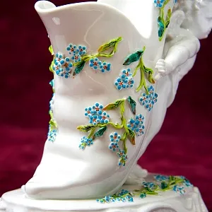 Антикварная Вазочка - Статуэтка «Путти с туфелькой», Фарфор SITZENDORF Германия 1880-1900 годы.