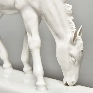 Коллекционная Фарфоровая статуэтка «Пасущийся жеребенок»,  MEISSEN / МЕЙСЕН Германия.