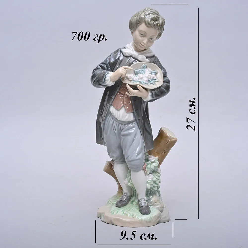 Коллекционная Фарфоровая статуэтка «Мальчик с розами», Lladro Испания, 1971 - 1979 годы.