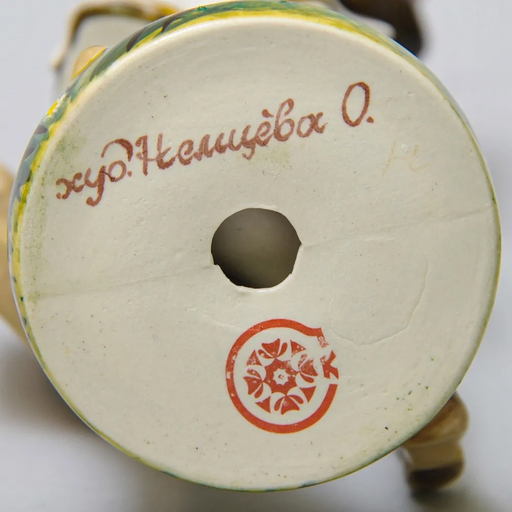 Авторская Коллекционная Фарфоровая Статуэтка «Школьница - Пионерка с букетом тюльпанов», Россия.