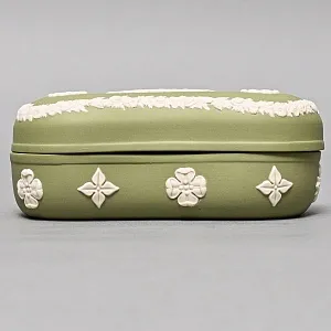Шкатулка - Бонбоньерка «Античный сюжет», фарфор ВЕДЖВУД / WEDGWOOD, Англия, вторая половина ХХ века.