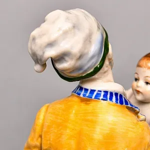 Коллекционная Фарфоровая статуэтка «Семья у домашнего очага», Ackermann & Fritze Германия.