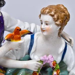 Антикварная Фарфоровая статуэтка «СВИДАНИЕ. ПТИЦА В РУКЕ», Aelteste Volkstedter Германия.