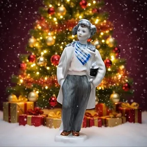 Коллекционная Авторская Фарфоровая статуэтка «Мальчик с коньками», ЛФЗ СССР 1958 год.