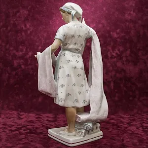 Редкая! Большая Авторская Фарфоровая статуэтка «ТКАЧИХА», Россия ДФЗ - Дулево. 