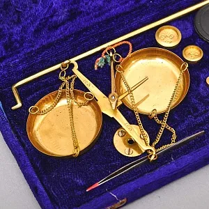 Ювелирные Антикварные Настольные весы с разновесами в футляре, Англия, начало ХХ века! 