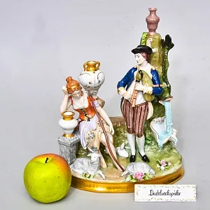 Коллекционная Фарфоровая статуэтка «Игра на волынке», SITZENDORF Германия.