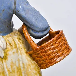 Коллекционная Фарфоровая статуэтка «Девочка с двумя корзинками», NAO by Lladro серия Грес, Испания.