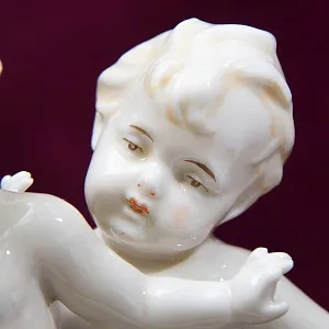 Коллекционная Фарфоровая статуэтка «Путти с мячом», Германия - середина ХХ века. 