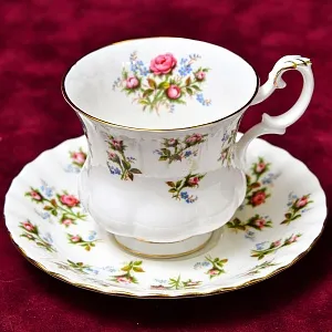 Коллекционная Фарфоровая Кофейная пара «Очарование», ROYAL ALBERT Англия, вторая половина ХХ века.