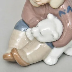 Коллекционная Фарфоровая статуэтка «Мальчик эскимос с медвежонком», Lladro Испания, 1972 - 2007 годы.
