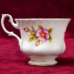 Коллекционная Фарфоровая Чайная пара «ШИПОВНИК», ROYAL ALBERT Англия, вторая половина ХХ века.