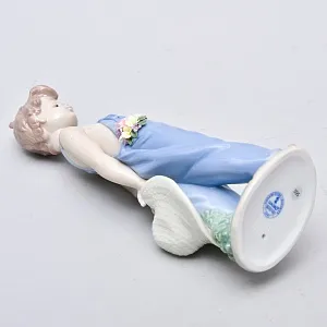 Авторская Фарфоровая статуэтка «Мальчик с цветами», Lladro Испания, 1997 год.