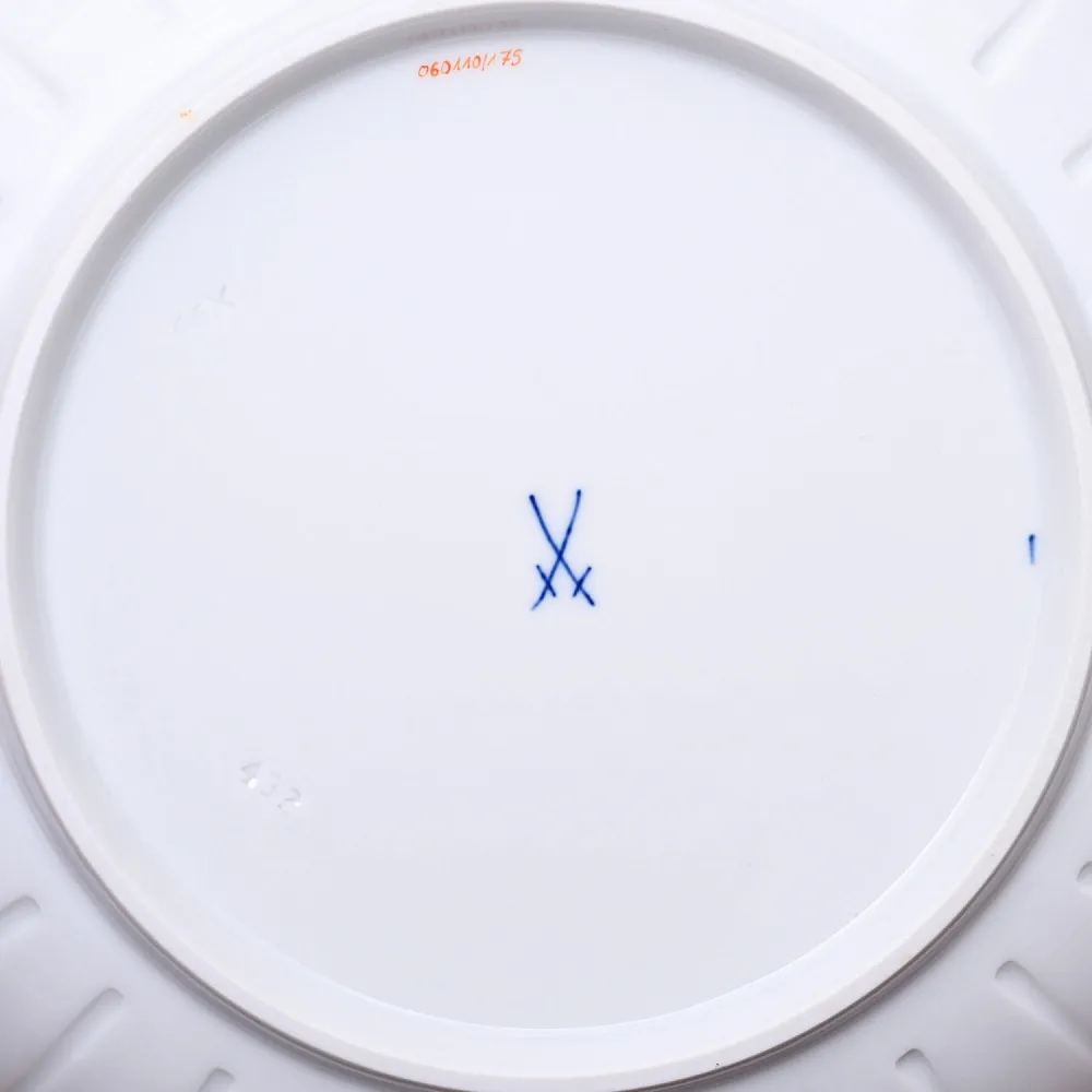 Сервировочная Тарелка - Блюдо - Сухарница  из коллекции BLUMEN, Фарфор MEISSEN Германия, 1974 год.