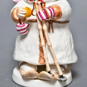 Авторская Коллекционная Фарфоровая Статуэтка «Укутыш или Девочка на лыжах», Россия.